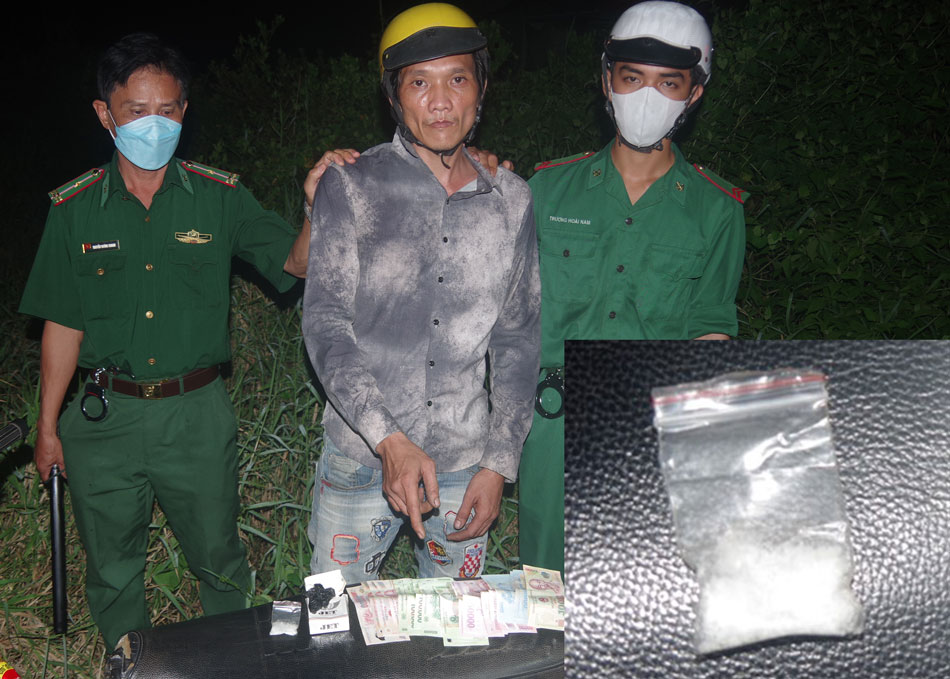 Subject Tran Hai Liem with a bag of drugs and some evidence at the scene.