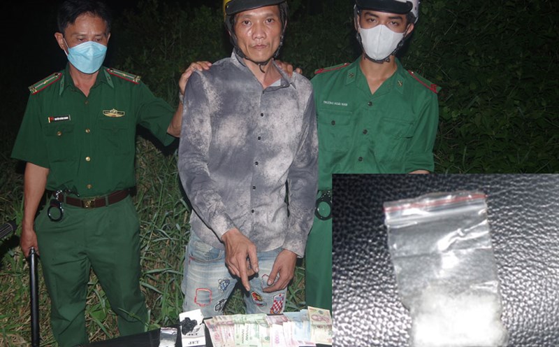 Subject Tran Hai Liem with a bag of drugs and some evidence at the scene.