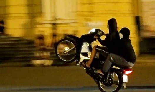 Những lần chạm mặt các nhóm "quái xế" khiến người dân hú hồn