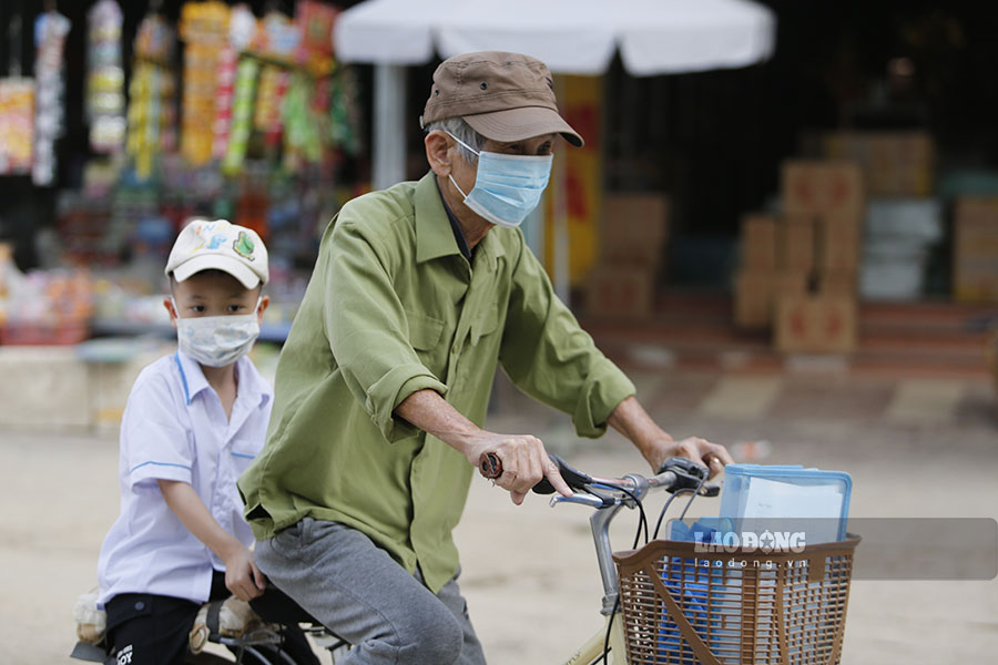 Để bảo vệ sức khỏe, khẩu trang đã trở thành vật dụng không thể thiếu đối với người dân Điện Biên, từ người già đến trẻ nhỏ.