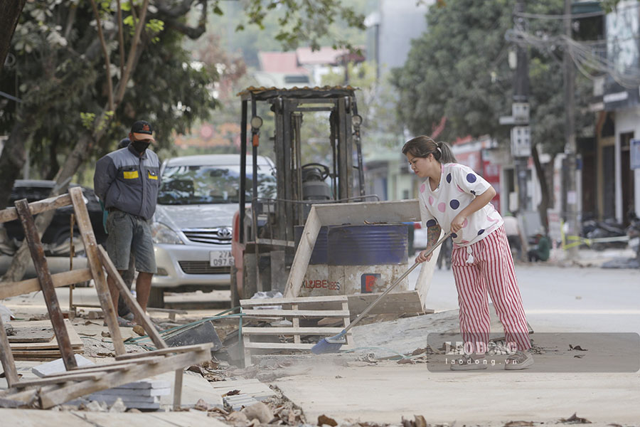 Chị P.T.L (phường Tân Thanh, TP Điện Biên Phủ) – cho biết, cuộc sống của người dân sống dọc tuyến đường Trường Chinh bị ảnh hưởng không nhỏ. Mỗi ngày, đều phải tự giác quét dọn đất bụi và tưới nước đường 2 lần để giữ gìn vệ sinh môi trường.