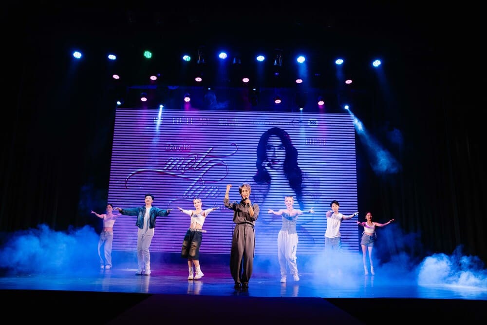 Singer-songwriter HUH performs energetically at the introduction of his new album. Photo: Provided by the character