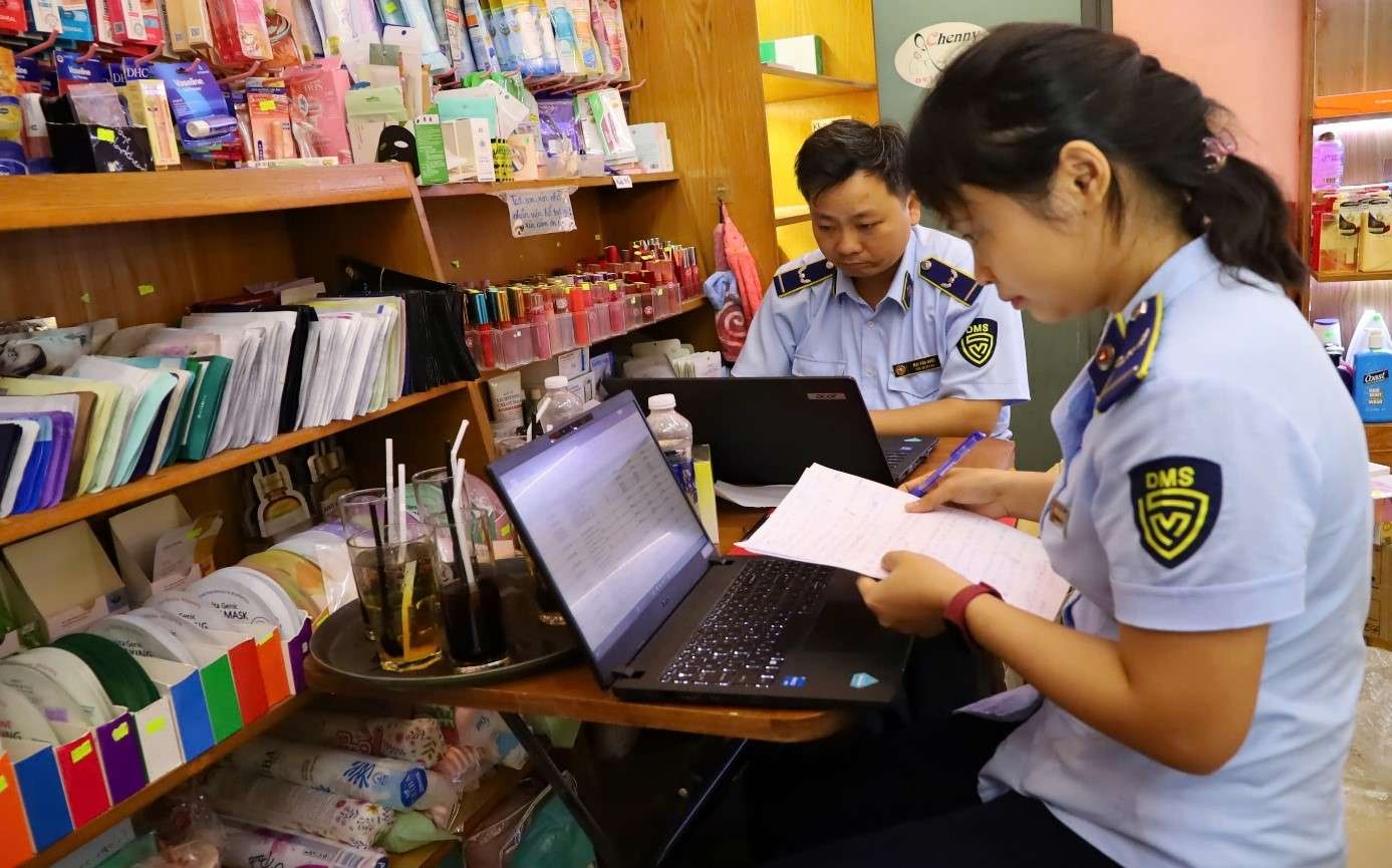 Ms. M.Q.N has just been proposed to be fined more than 80 million VND for selling illegal cosmetics. Photo: Can Tho City Market Management Department.