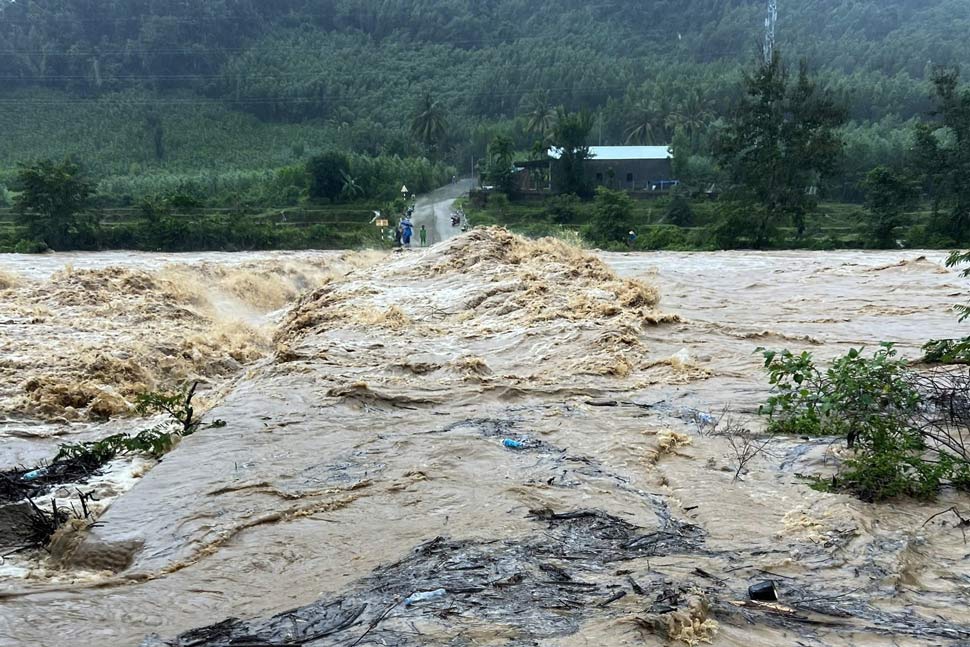 Rising river water caused Nuoc Luong Bridge (Dak Mang Commune, Hoai An District, Binh Dinh Province) to be flooded, disrupting traffic. Photo: Thanh Thanh