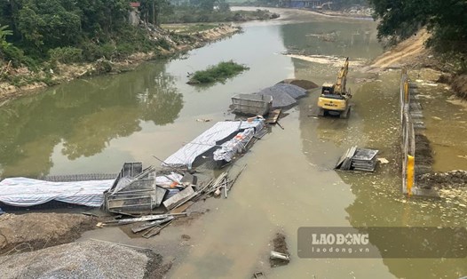 Thủy điện xả nước bất ngờ khiến dự án kè khắc phục sạt lở tiền tỉ ở Bắc Kạn tan hoang. Ảnh: Quang Huy.