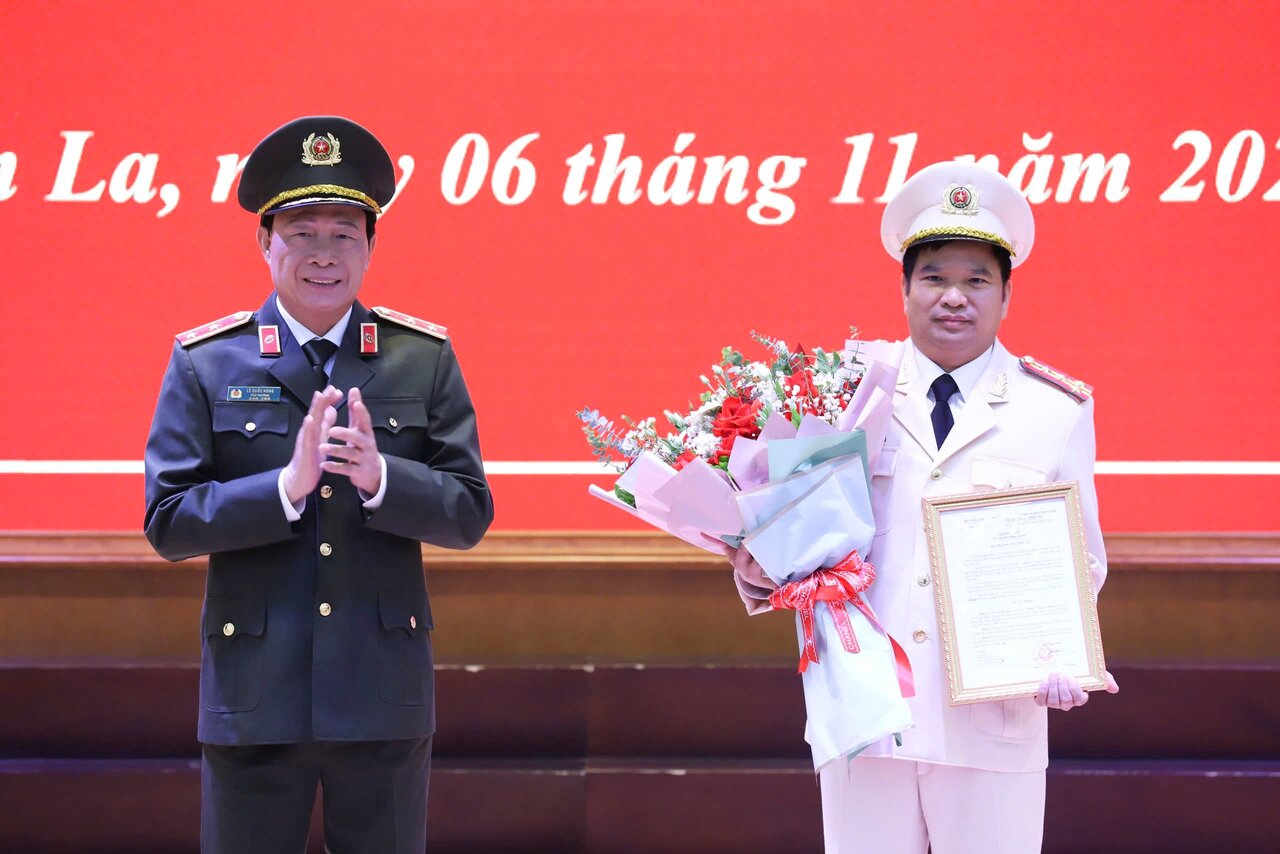 Deputy Minister Le Quoc Hung presented the Decision of the Minister of Public Security to transfer Colonel Dang Trong Cuong to the position of Director of Son La Provincial Police. Photo: Cao Thien
