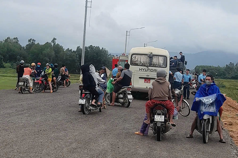 A group of people in Tay Son district (Binh Dinh) wait for news about the search for the Yak-130 training aircraft. Photo: Dinh An