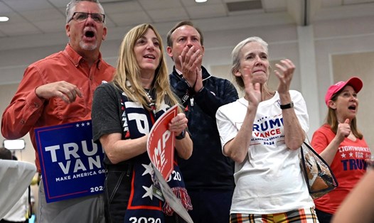 Cử tri ủng hộ ông Donald Trump và Đảng Cộng hòa tại Pewaukee, Wisconsin, ngày 5.11.2024. Ảnh: AFP