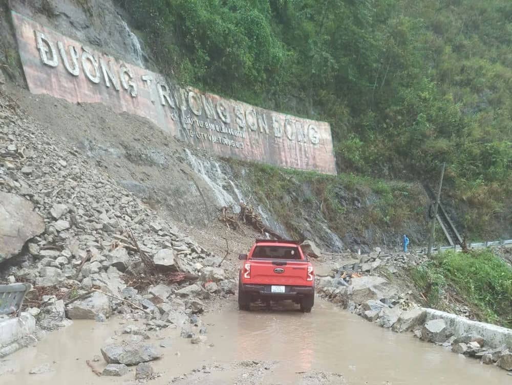 Duong Truong Son Dong hien da thong xe 1 vet. Anh: Thanh Tuan 