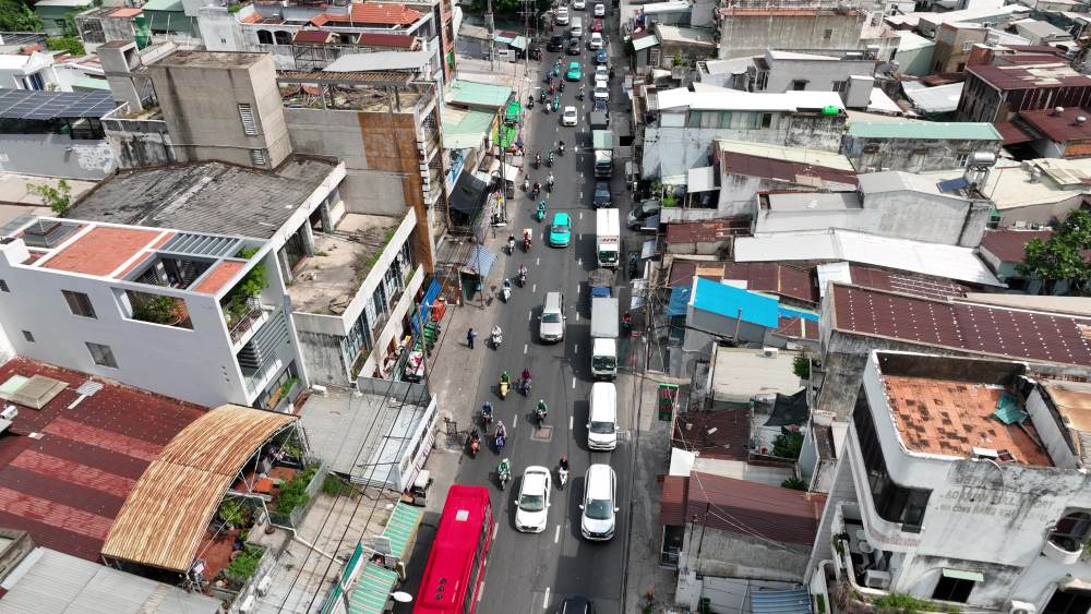 du an mo rong duong Xo Viet Nghe Tinh (doan tu nut giao Hang Xanh den cau Binh Trieu) dai 2 km se duoc mo rong tu 16-22 m len 30-40 m, voi tong von dau tu khoang 7.000 ti dong. Anh: Minh Tam