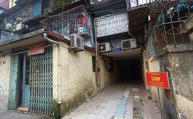 Many old apartment buildings in Hanoi are being sold for more than 100 million VND/m2. Photo: Thu Giang