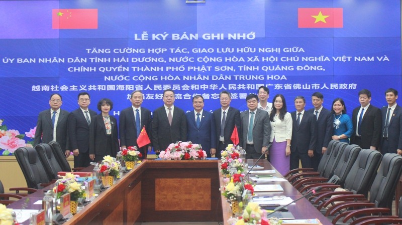 The People's Committee of Hai Duong province has just signed a memorandum of understanding to strengthen cooperation and friendly exchanges with the government of Foshan city, Guangdong province (China). Photo: Hai Duong Portal