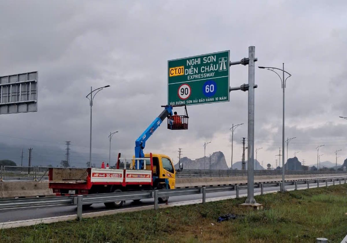 Son Hai Group has submitted a petition to the police to clarify the destruction of the 10-year warranty commitment sign on the Nghi Son - Dien Chau expressway. Photo: Minh Hoang