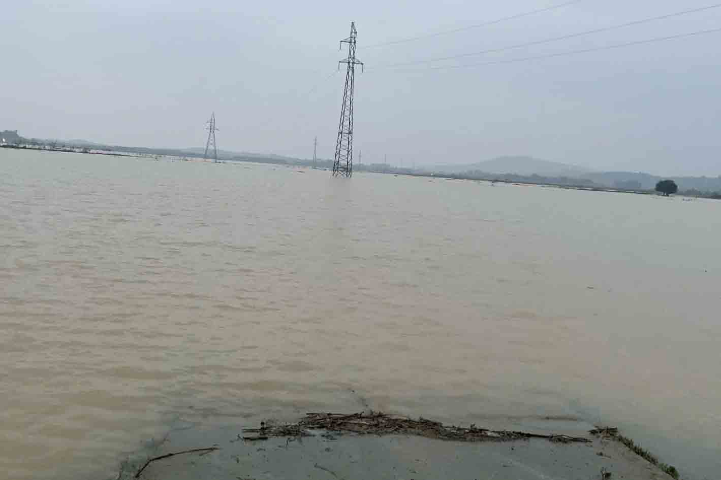Flooding in Huong Khe district forced more than 4,600 students to stay home from school on November 6. Photo: Thanh Tuan.