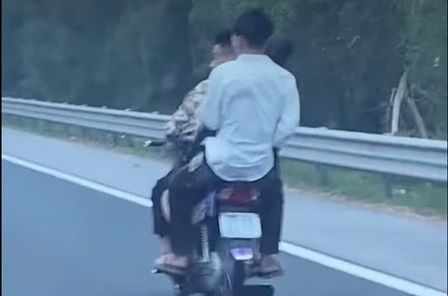 Hình ảnh xe máy chở 3 người không đội mũ bảo hiểm đi vào cao tốc. Ảnh cắt từ clip