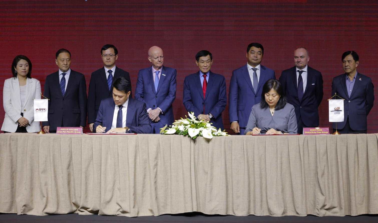 Signing ceremony of the memorandum of understanding on strategic cooperation between the Inter-Pacific Group and China Duty Free Group (CDFG). Photo: Luong Nghia