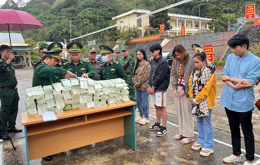 Lực lượng chức năng kiểm tra số ma túy. Ảnh: Hải quan Nghệ An