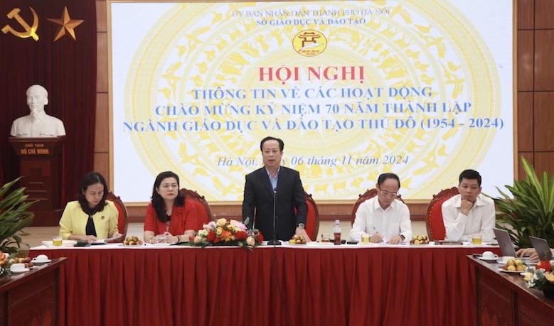 Lanh dao So Giao duc va Dao tao Ha Noi cung chu tri cuoc hop bao. Anh: Van Anh  