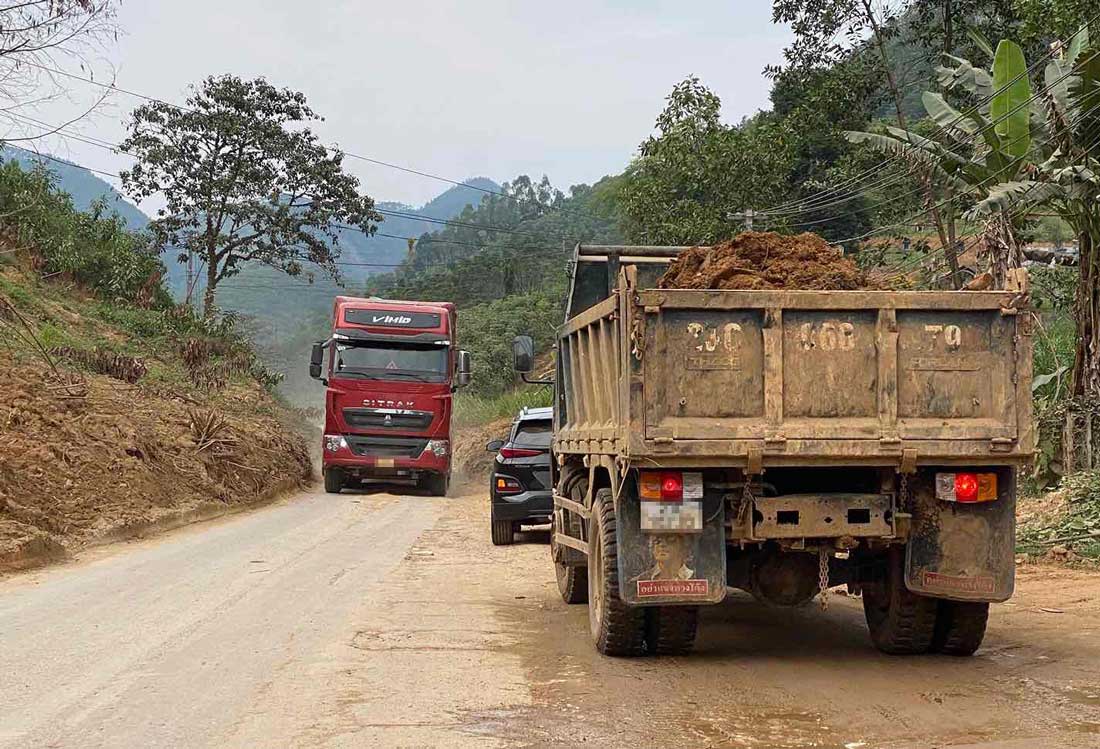 Các phương tiện phải chờ tránh nhau trên Quốc lộ 70 (đoạn qua xã Đại Đồng). Ảnh: Trần Bùi