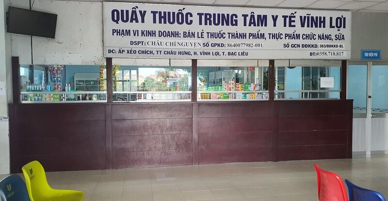 Nha thuoc trong Trung tam y te huyen Vinh Loi, Bac Lieu gio cao diem van e khach. Anh: Nhat Ho