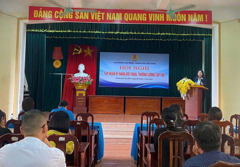 Chairwoman of Thai Binh City Labor Federation Phi Thi Thanh Huyen introduces the contents of the training session. Photo: Ba Manh