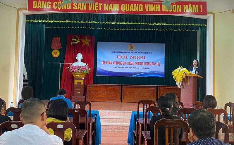 Chairwoman of Thai Binh City Labor Federation Phi Thi Thanh Huyen introduces the contents of the training session. Photo: Ba Manh