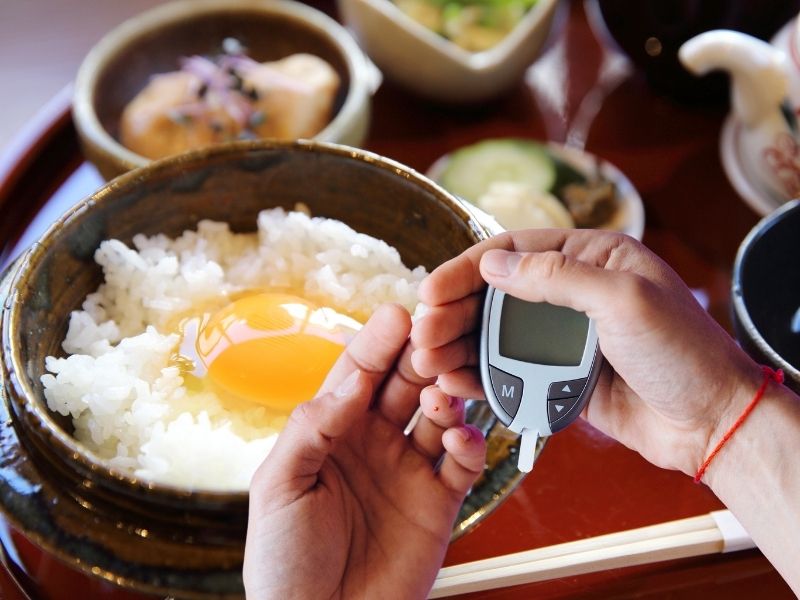 Eating eggs properly can help control high blood sugar. Graphics: Ha May