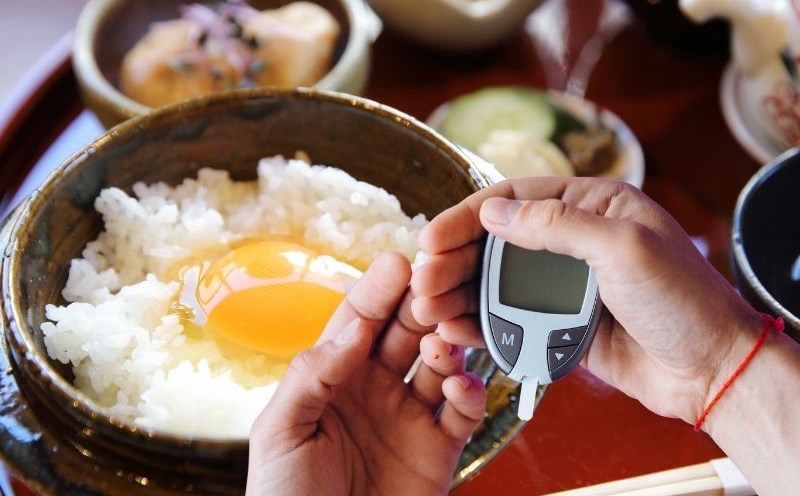 Eating eggs properly can help control high blood sugar. Graphics: Ha May
