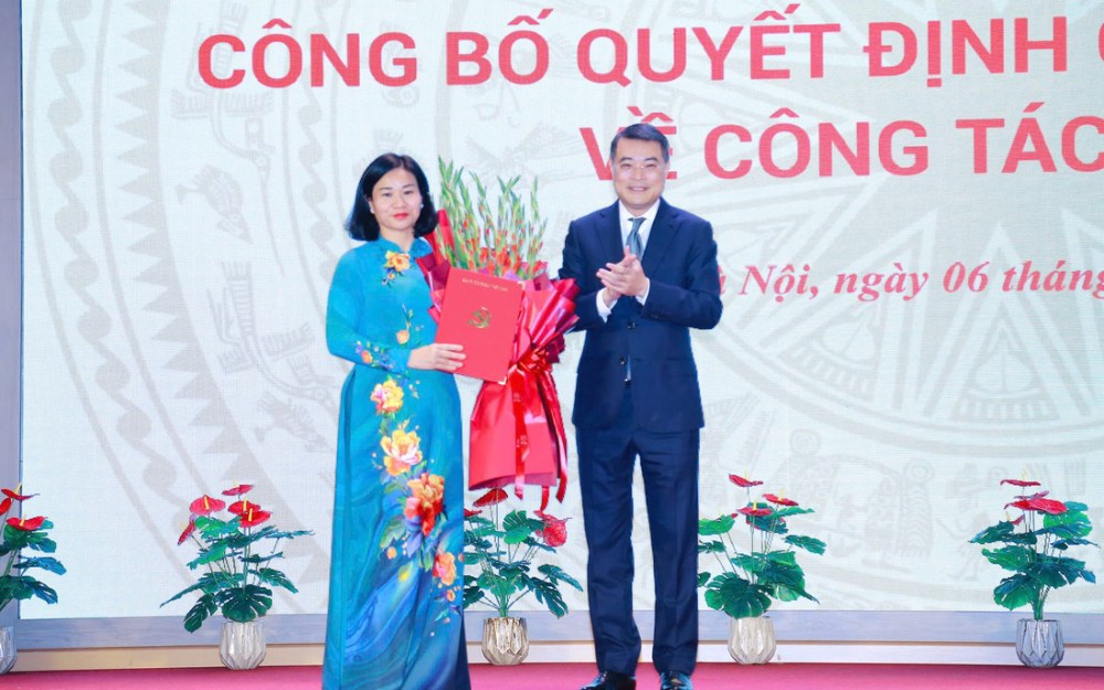 Mr. Le Minh Hung - Politburo member, Secretary of the Party Central Committee, Head of the Central Organization Commission, presented the Politburo's Decision to transfer and appoint Ms. Nguyen Thi Tuyen to hold the position of Secretary of the Party Delegation of the Vietnam Women's Union for the 2022-2027 term. Photo: VGP