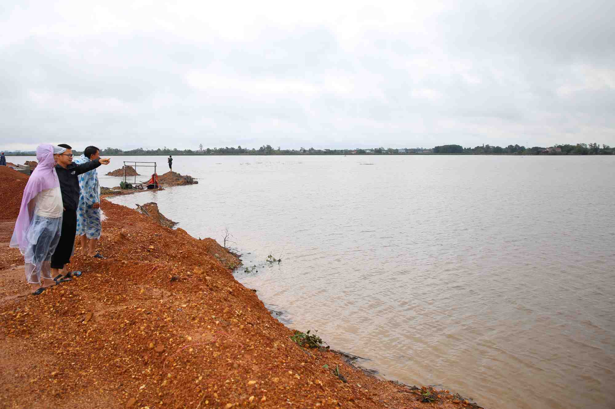 The bypass under construction has become a dike, flooding the entire field. Photo: Hung Tho