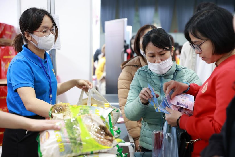 Workers go to the O Dong Tet market organized by the Hanoi Labor Federation on the occasion of the 2024 Giap Thin Lunar New Year. Photo: Hai Nguyen