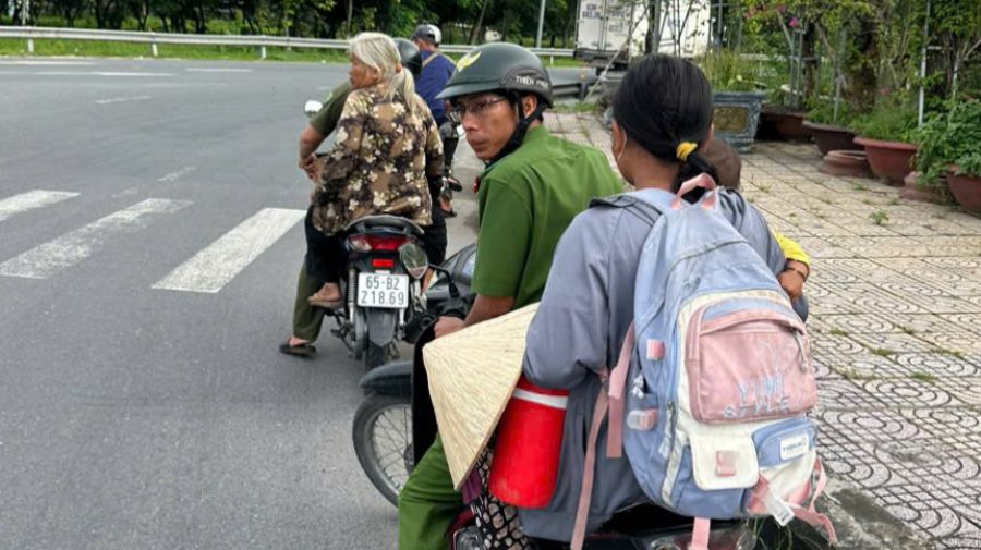 The vagrants were mobilized and supported by the Cai Rang District Police to return to their local areas to live. Photo: Provided by the Department of Labor, Invalids and Social Affairs of Can Tho