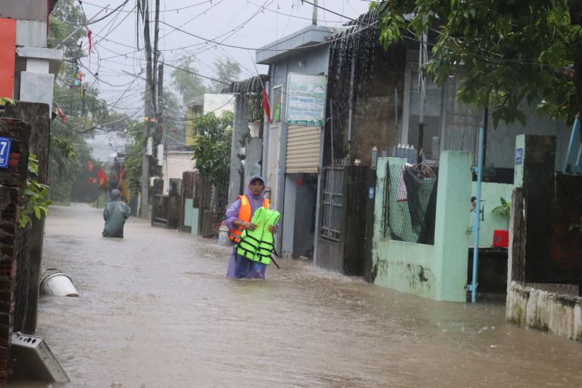 People in the flood center of Da Nang were urgently evacuated from 4am on November 5. Photo: Nguyen Linh