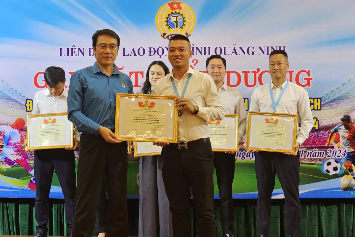 Mr. To Xuan Thao, Chairman of the Quang Ninh Provincial Federation of Labor, presented certificates of merit to individuals with outstanding achievements participating in the 2024 Vietnam Workers and Civil Servants Football Tournament. Photo: Doan Hung