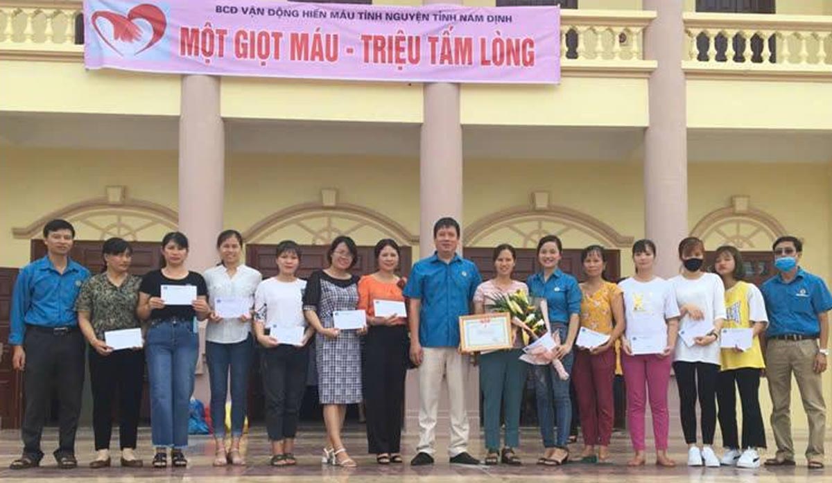 Leaders of the Nam Truc District Labor Federation (Nam Dinh Province) presented gifts to encourage union members and workers to participate in blood donation. Photo: Nam Truc District Labor Federation
