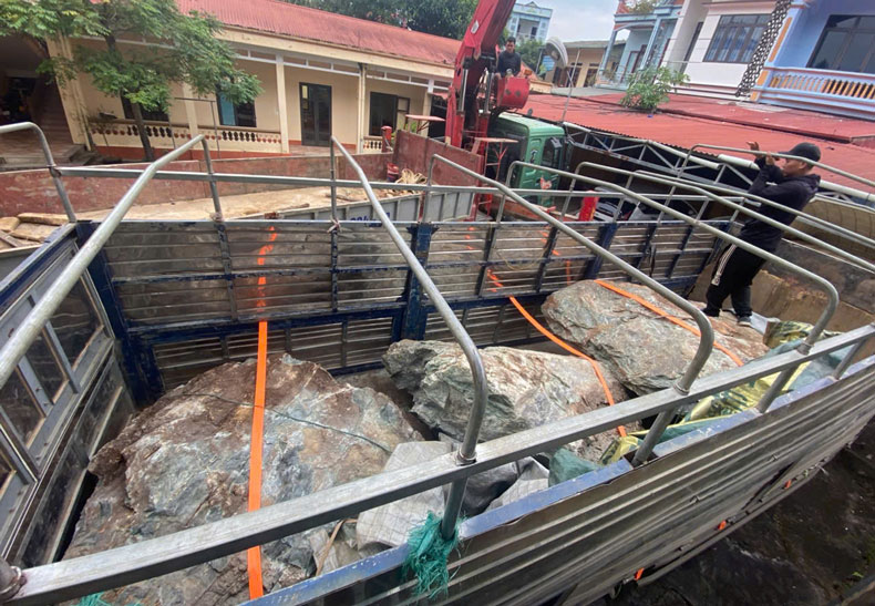 Xe tải chở 9,6 tấn đá cảnh Suối Giàng đang vận chuyển đi tiêu thụ. Ảnh: QLTT
