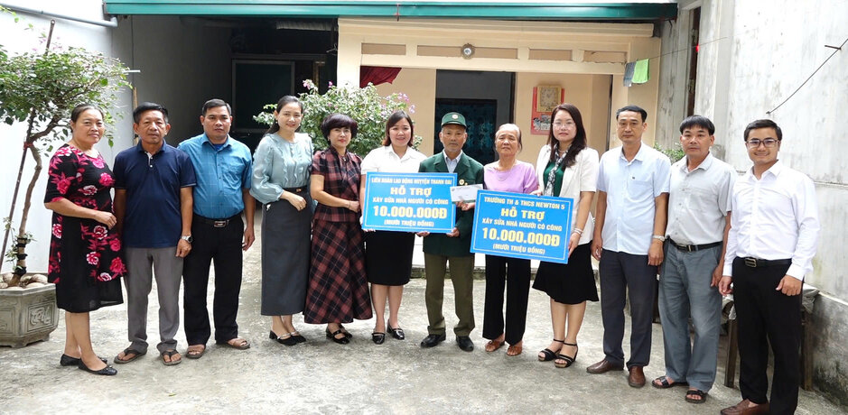 Labor union of Thanh Oai district organized to give construction and repair support to people with meritorious services. Photo: CDCS