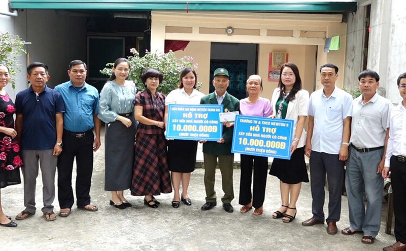 Labor union of Thanh Oai district organized to give construction and repair support to people with meritorious services. Photo: CDCS