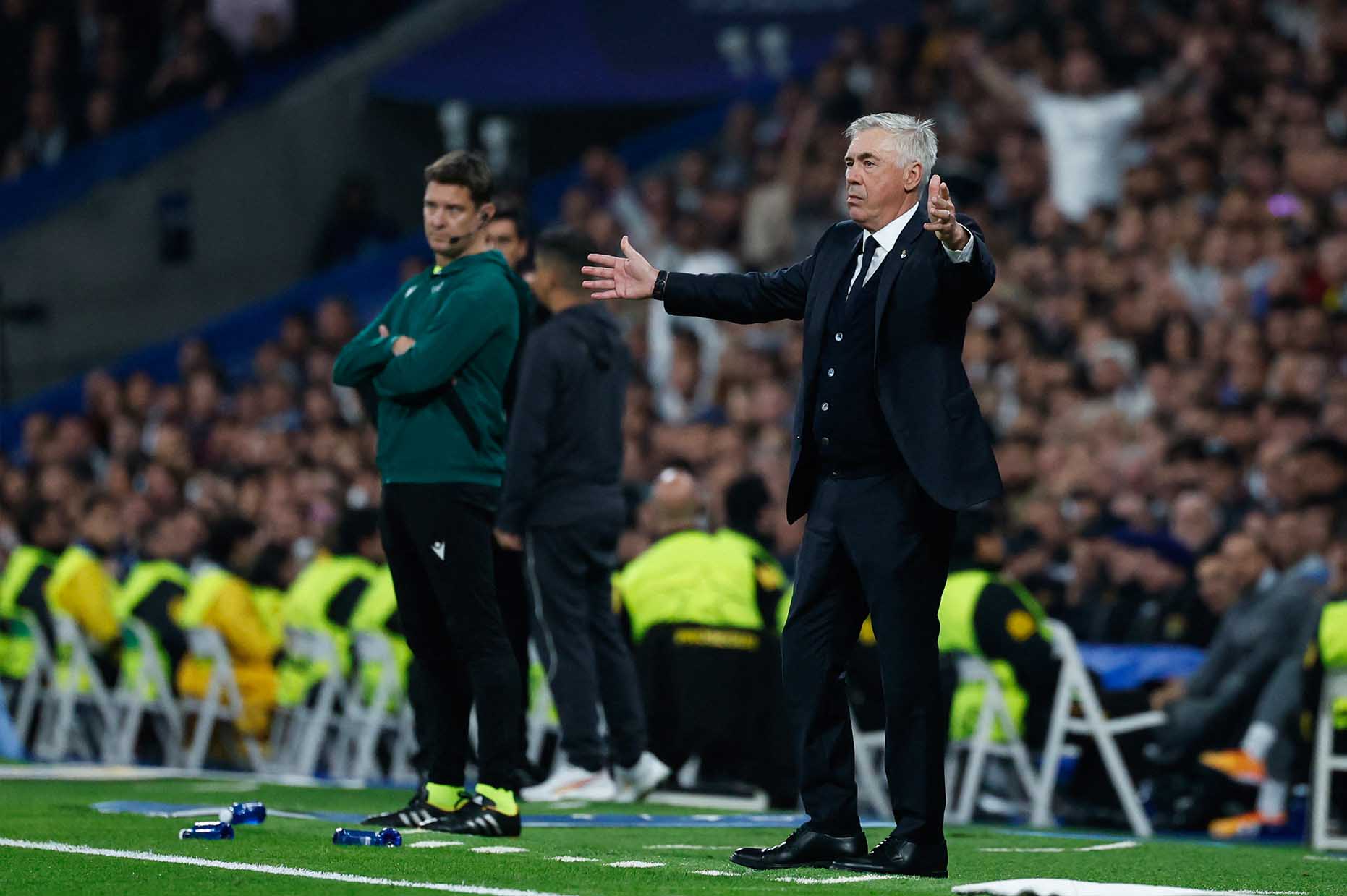 Carlo Ancelotti cung danh bat luc trong mot dem tham hoa tai Bernabeu. Anh: AFP