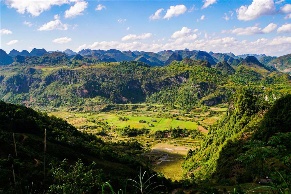 Cao Bang vao nhung thang cuoi nam vao mua dep nhat, khi non nuoc em dem, thac ban Gioc do nuoc trong xanh. Mua hoa tam giac mach, da quy... khoe sac trong khong khi se lanh cuoi thu, dau dong. Anh: Pham Khoa