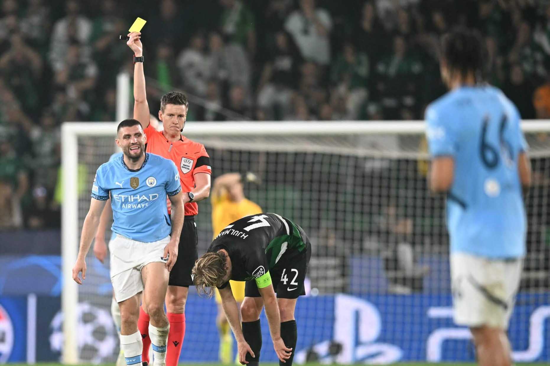 Cac cau thu Man City bat luc truoc suc phan cong cua Sporting. Anh: AFP