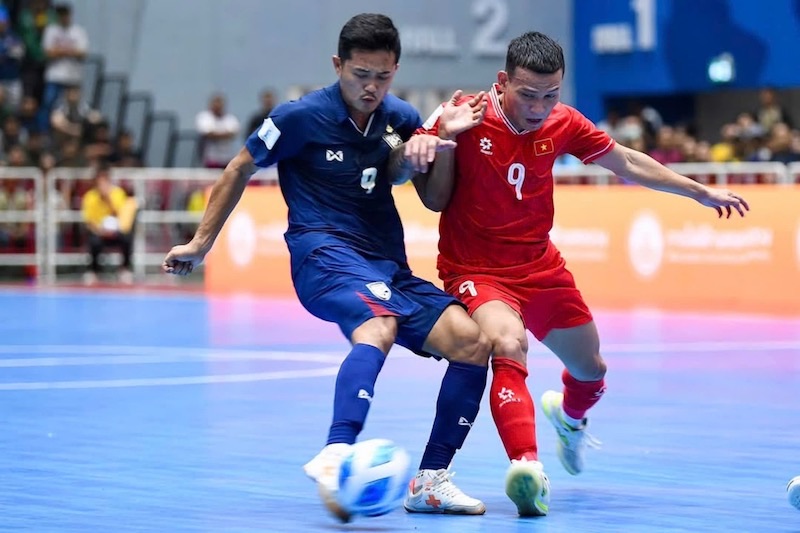 The Vietnamese futsal team defeated Thailand to enter the semi-finals as group winners at the 2024 Southeast Asian Championship. Photo: VFF