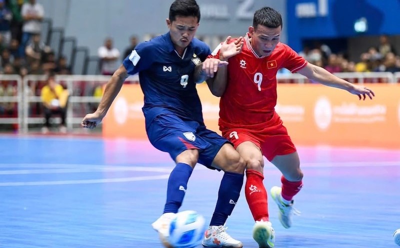 The Vietnamese futsal team defeated Thailand to enter the semi-finals as group winners at the 2024 Southeast Asian Championship. Photo: VFF