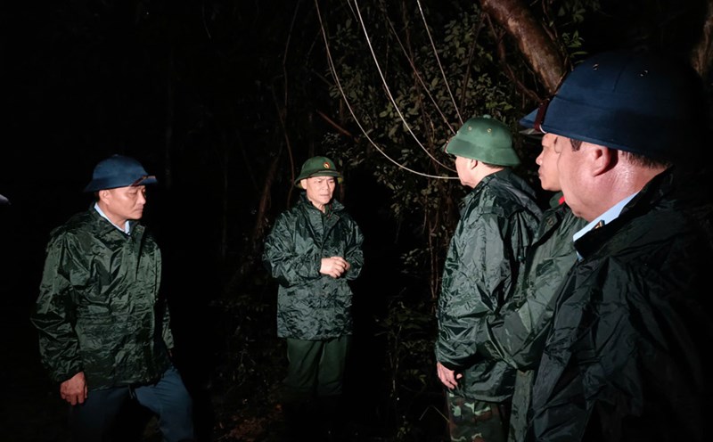 On the evening of November 6, Lieutenant General Pham Truong Son - Deputy Chief of the General Staff of the Vietnam People's Army was present to direct the functional forces to search for the crashed pilot. Photo: Hoai Luan