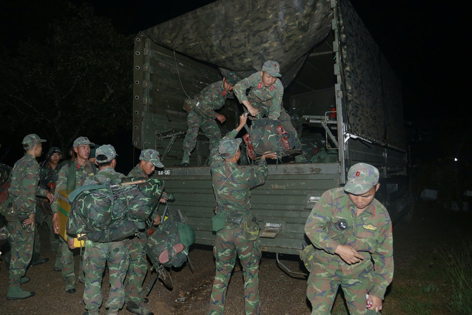 “Luc luong dang dua dong chi Son ra khoi rung. Vi tri luc luong chuc nang phat hien dong chi Son thuoc khu vuc Ham Ho (xa Tay Phu, huyen Tay Son) - gan noi tim thay thuong ta Nguyen Hong Quan - Chu nhiem bay, bay buong sau (Trung doan khong quan 940)“, 