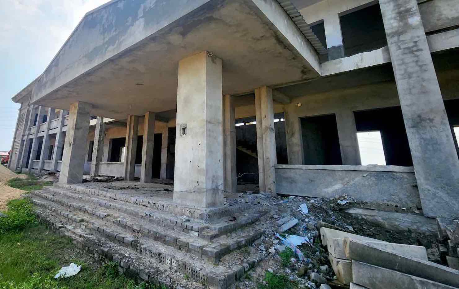 Construction of the Quang Tho Ward People's Committee headquarters continues after more than a year of abandonment. Photo: P. Pham