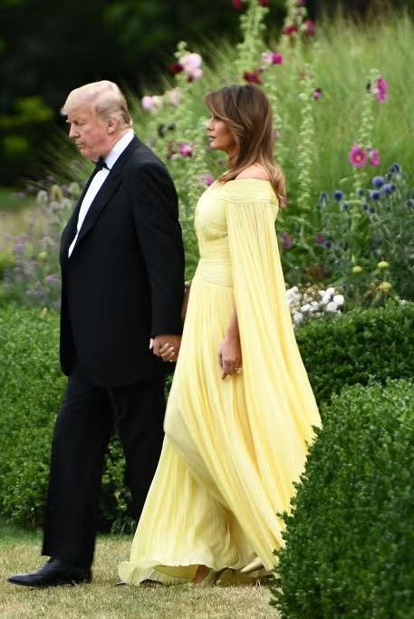 Ngay 12.7.2018, Melania Trump mac mot chiec vay dai mau vang bong benh khi toi du bua tiec toi trang trong tai Cung dien Blenheim o London. Anh: T&C