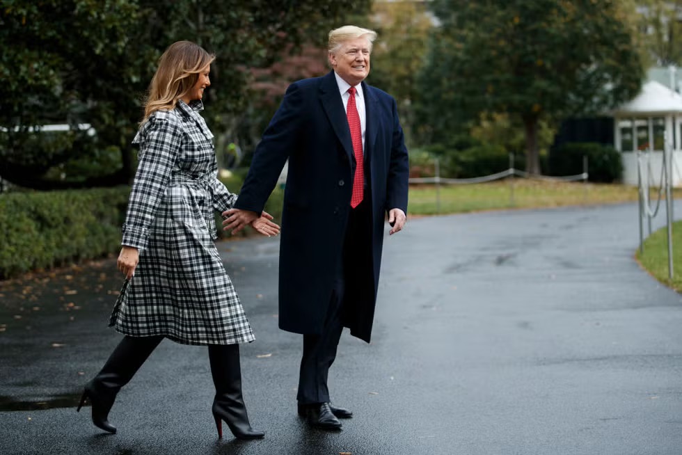 Ngay 9.11.2018, Tong thong Trump va de nhat phu nhan roi Nha Trang khoi hanh den Paris de ky niem 100 nam ngay ket thuc The chien thu nhat. Melania mac ao khoac dai ke soc cua Burberry voi bot Christian Louboutin. Anh: T&C