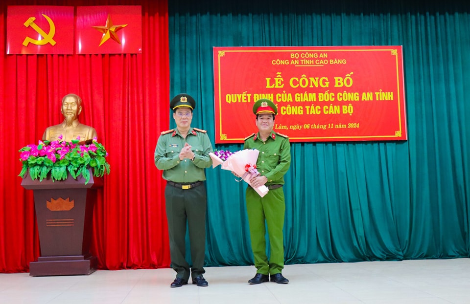 Lieutenant Colonel Phuong Hai Truyen (right) was appointed as Chief of Cao Bang City Police. Photo: Cao Bang Police.