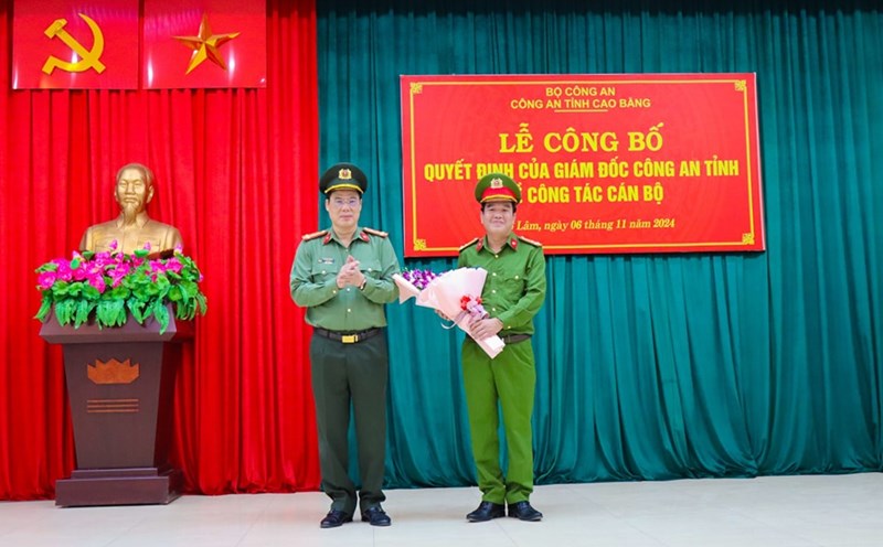 Lieutenant Colonel Phuong Hai Truyen (right) was appointed as Chief of Cao Bang City Police. Photo: Cao Bang Police.